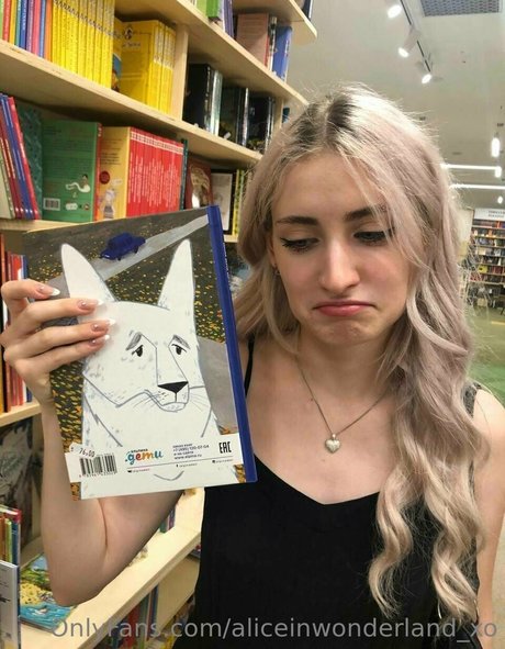 aliceinwonderland xo art model photo