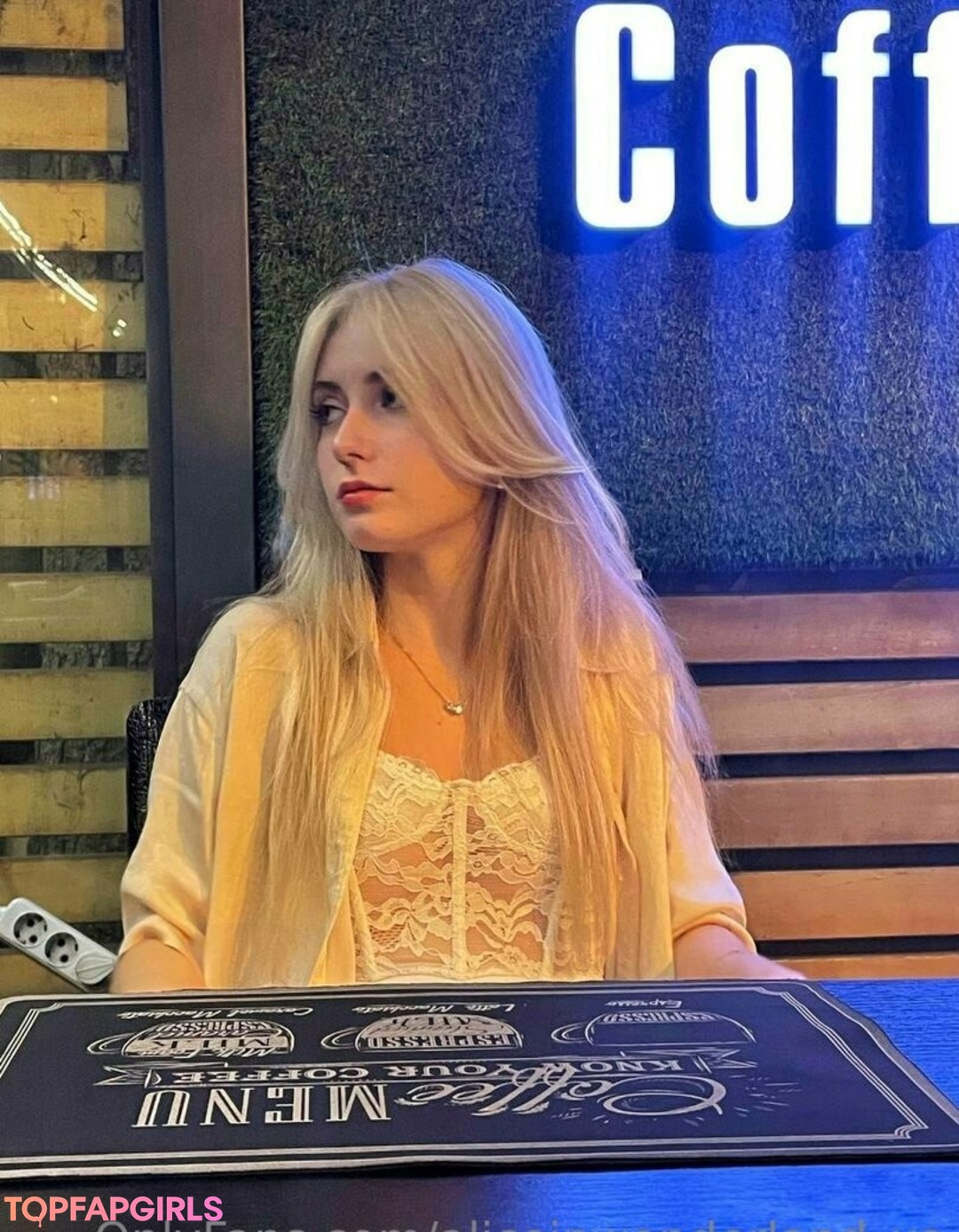 aliceinwonderland xo exclusive star pic