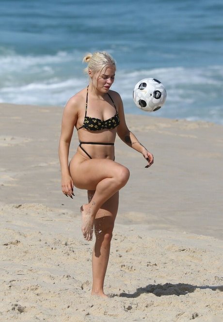 Luisa Sonza model art archive