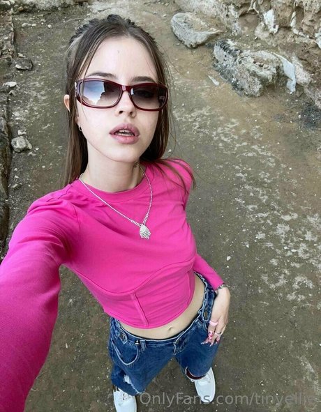 tinyellie nude model photos