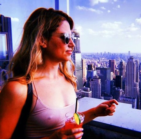 Yana Gold naked actress gallery