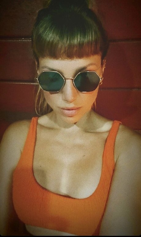 Yana Gold erotic star image