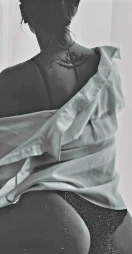 Yana Gold sexy pornstar gallery