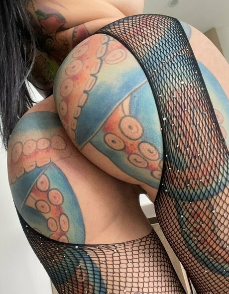 iamvaleeentine model beautiful pics