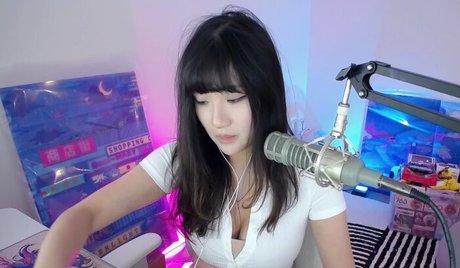 AriaSaki hd pornstar picture