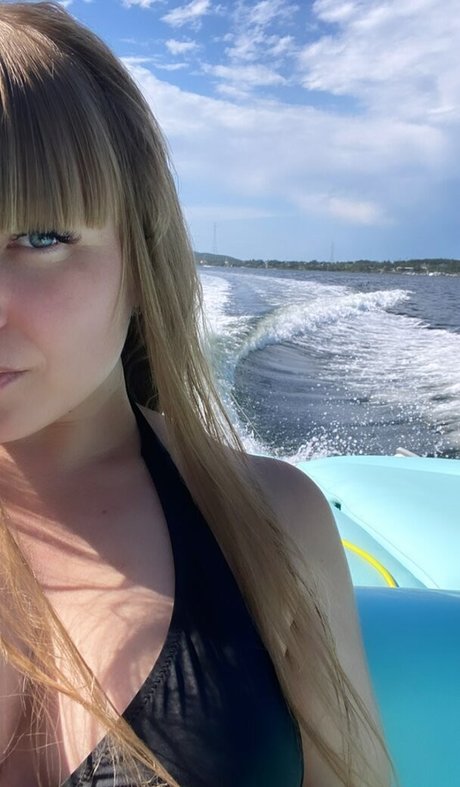 rude in life model hd picture