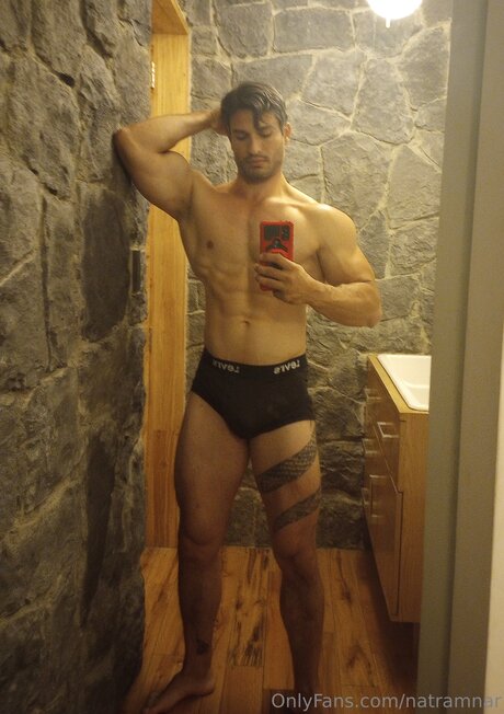 Natramnar model naked image