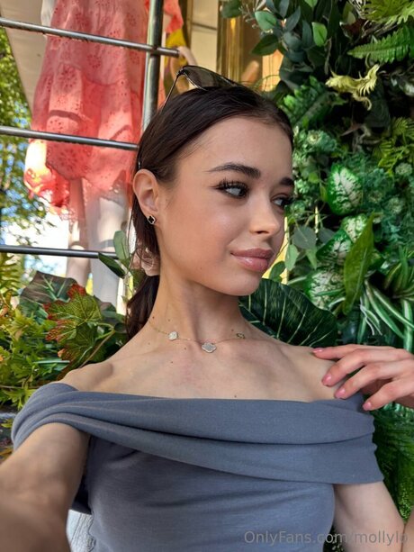 Mollylo pornstar sexy pictures