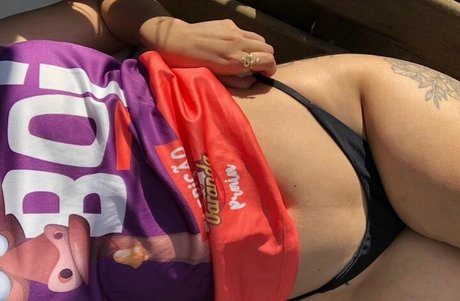 Lary Nascimento star art pics