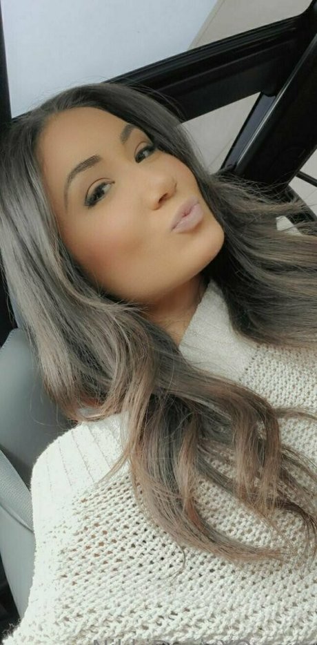 nikkidavisxo pretty model pics