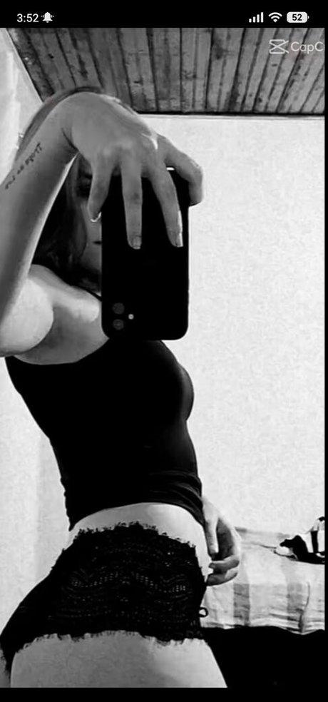 Larissinharp hot model photo