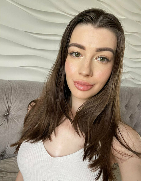 Petite Doll erotic actress image