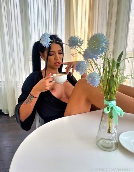 almablack pretty pornstar image