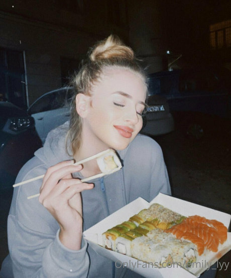 emily lyy model nudes picture