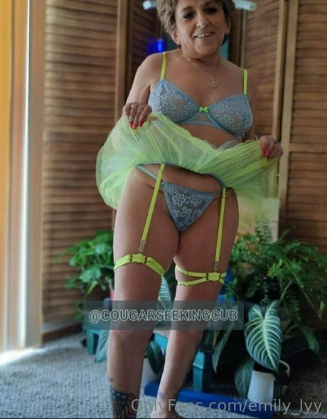 emily lyy hot star gallery