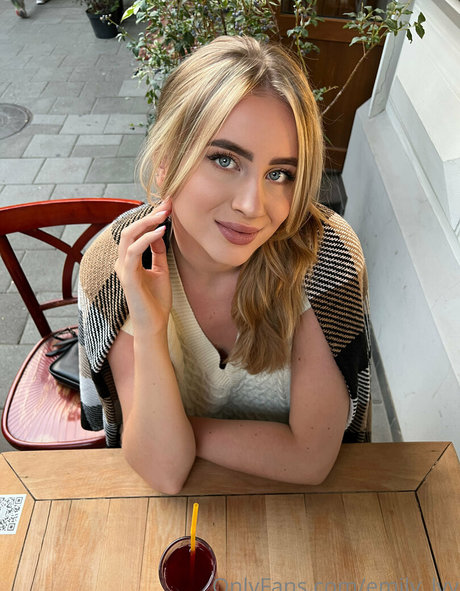 emily lyy pornstar hot photos