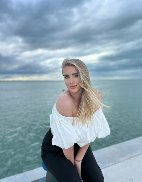 emily lyy star adult photo