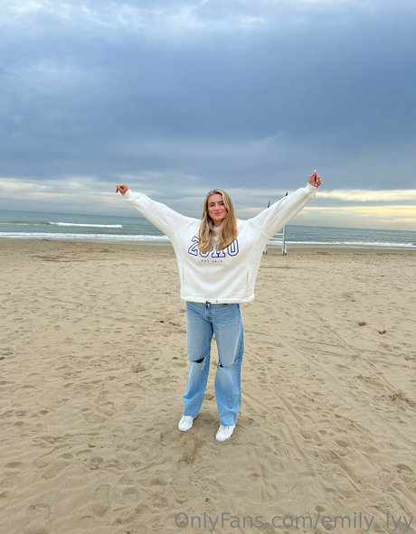 emily lyy pornstar exclusive pics