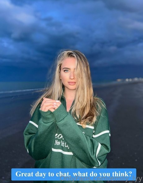 emily lyy hot star picture