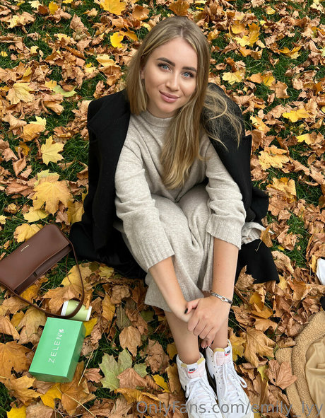 emily lyy Photo Gallery