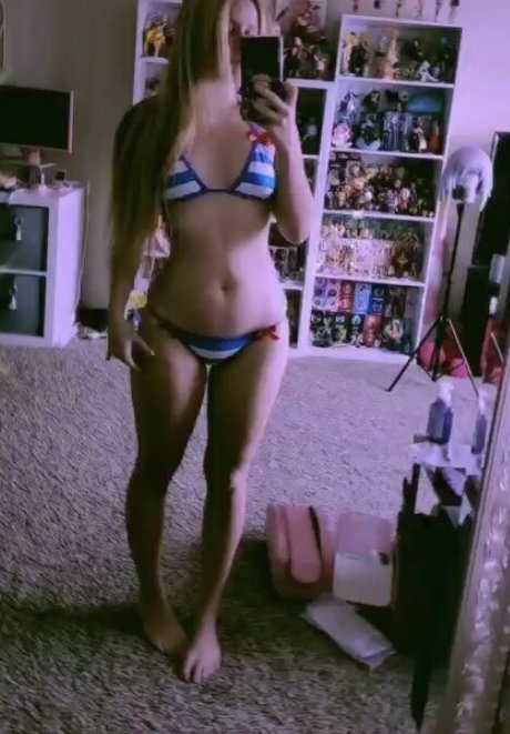 Everyday Harleyquinn erotic model image