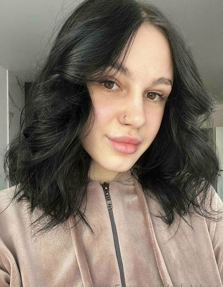 adelebee model perfect image