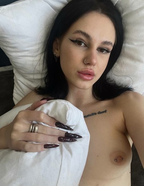 adelebee beautiful actress pictures