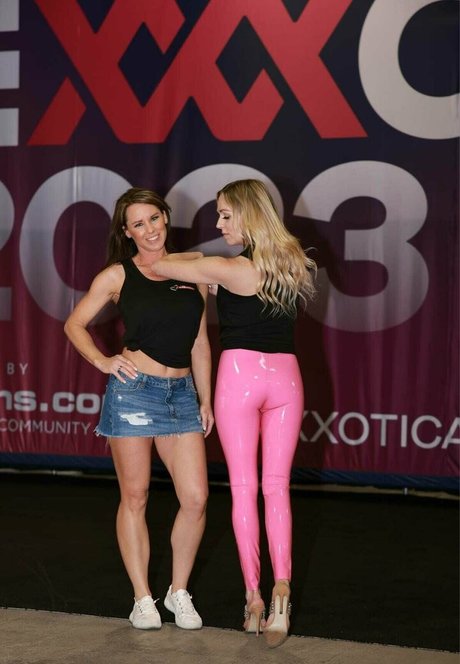 thehotwifetour art star galleries