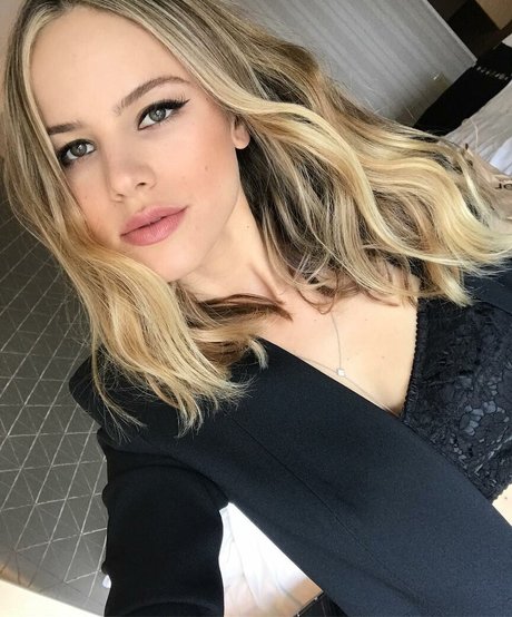 Halston Sage star sexy img