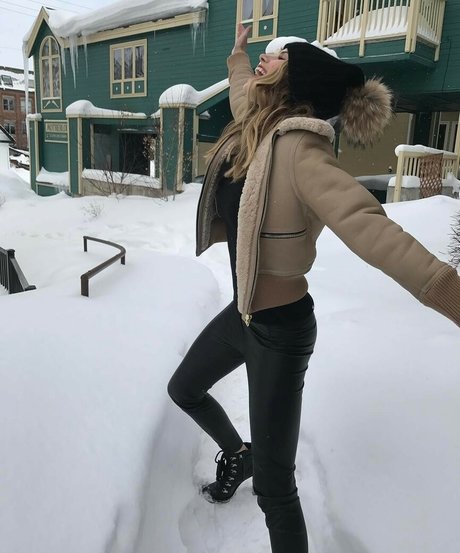 Halston Sage nice star pic