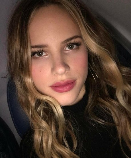 Halston Sage hd model image