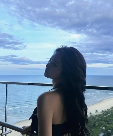 WomenK pop model exclusive img