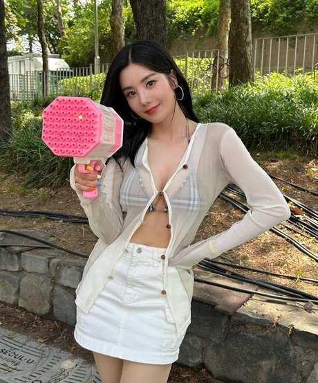 WomenK pop naked actress img