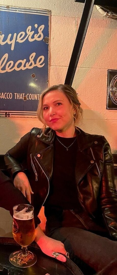 Taylor Tomlinson art model img