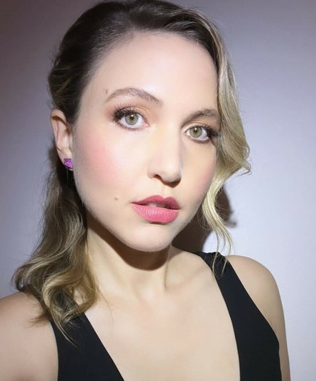 Taylor Tomlinson star pretty pics