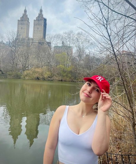 Taylor Tomlinson model adult pics