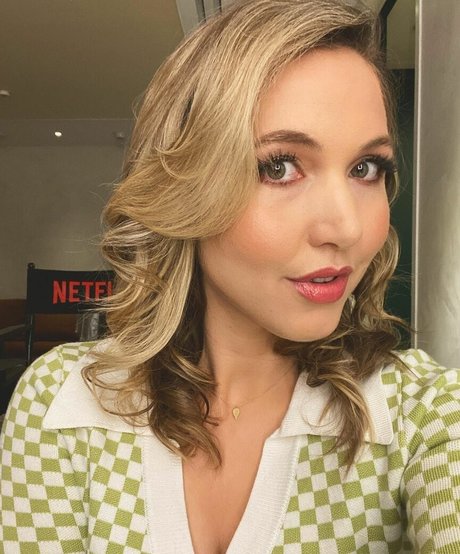 Taylor Tomlinson nude star photos