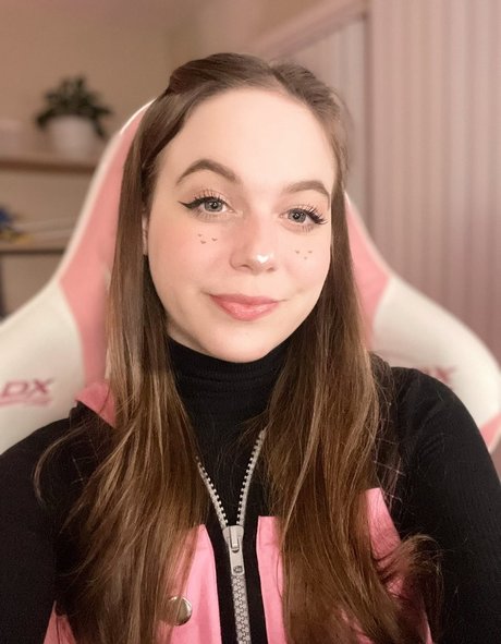 SarahKey porn model photo