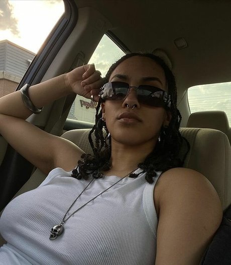 Aaliyeezy naked pornstar image