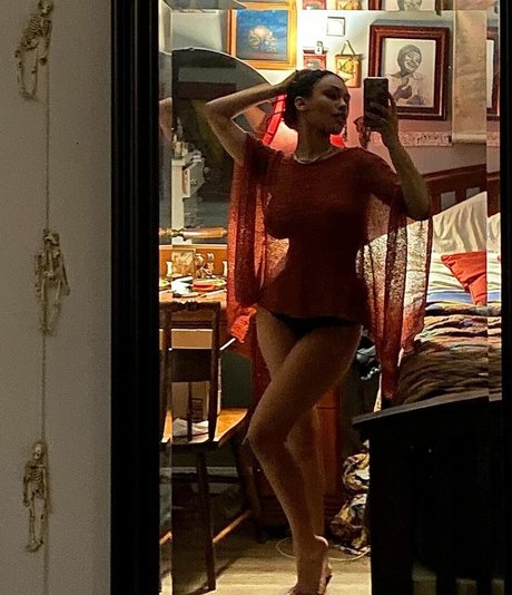 Aaliyeezy naked pornstar image