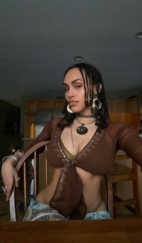 Aaliyeezy nude actress gallery