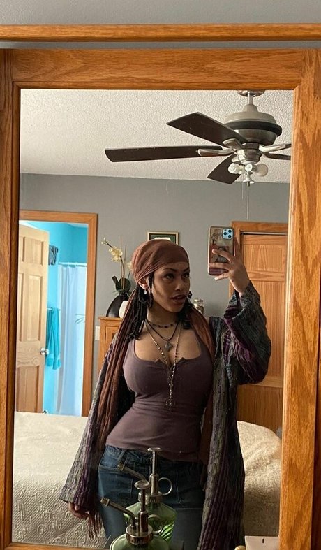 Aaliyeezy star naked pic