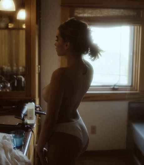 Ari Nicholle Gold top model picture