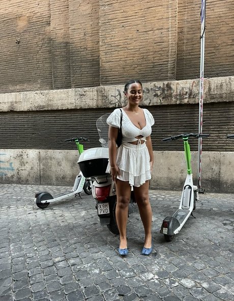 Raina Morris model free pic