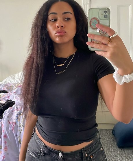 Raina Morris pretty model pic