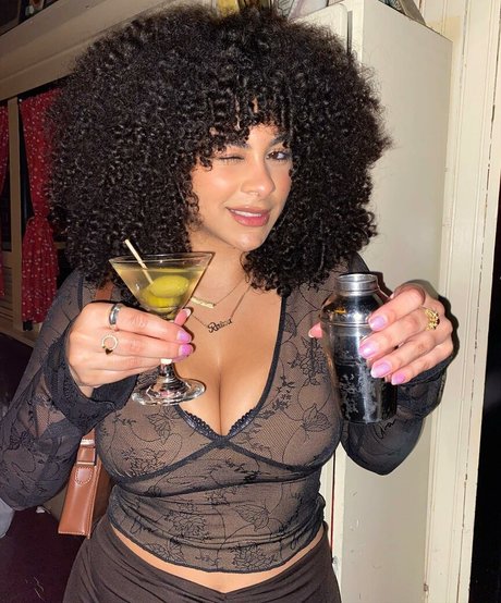 Raina Morris sexy star photos