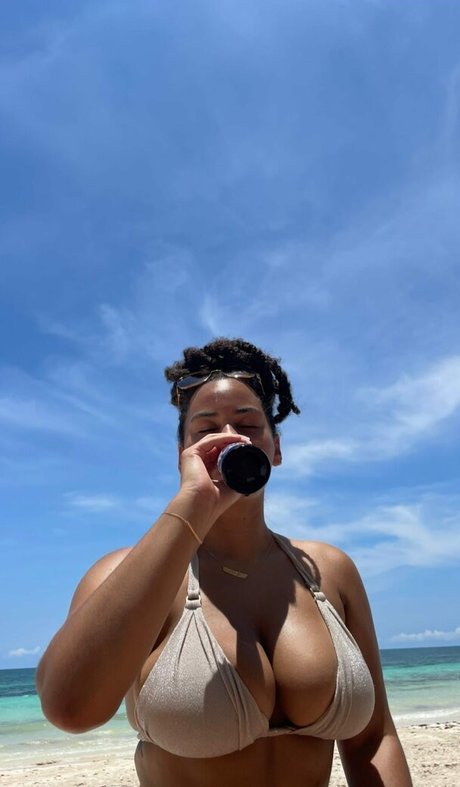 Raina Morris model beautiful img