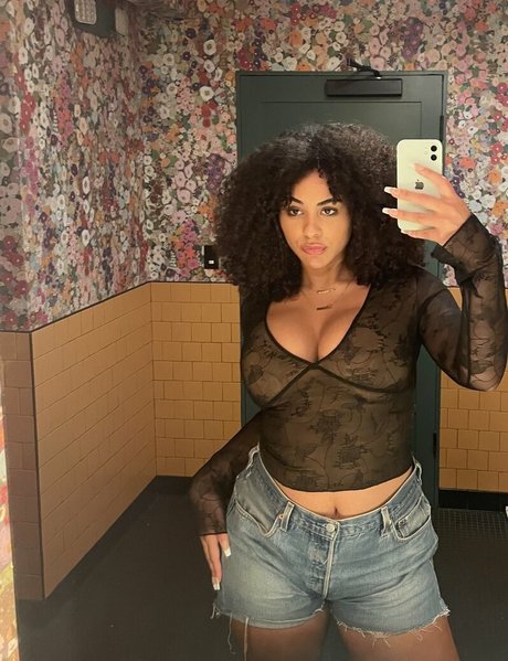 Raina Morris star exclusive gallery