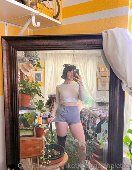 likethebugortheletter model high quality pictures