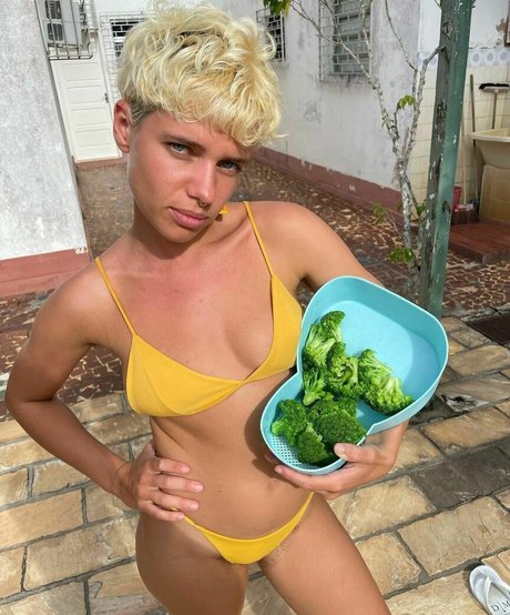 Bruna Linzmeyer model hot img